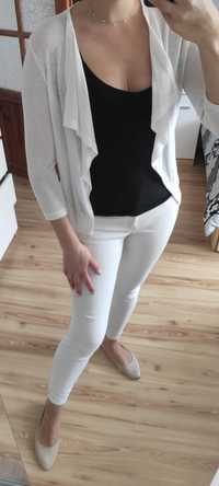 Biały sweterek z koronką