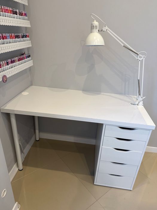 Biuro do manicure z szufladami