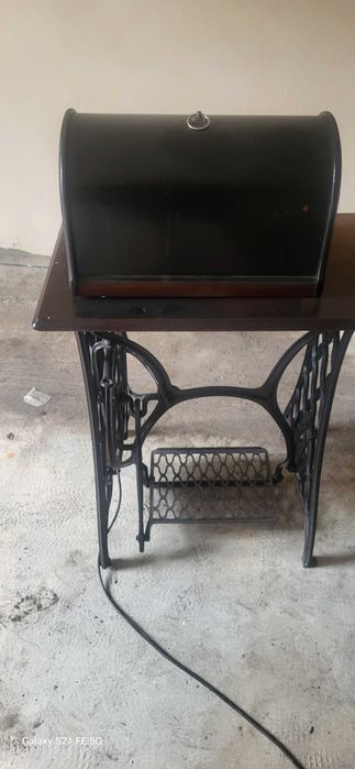 Maszyna do szycia ze stołem