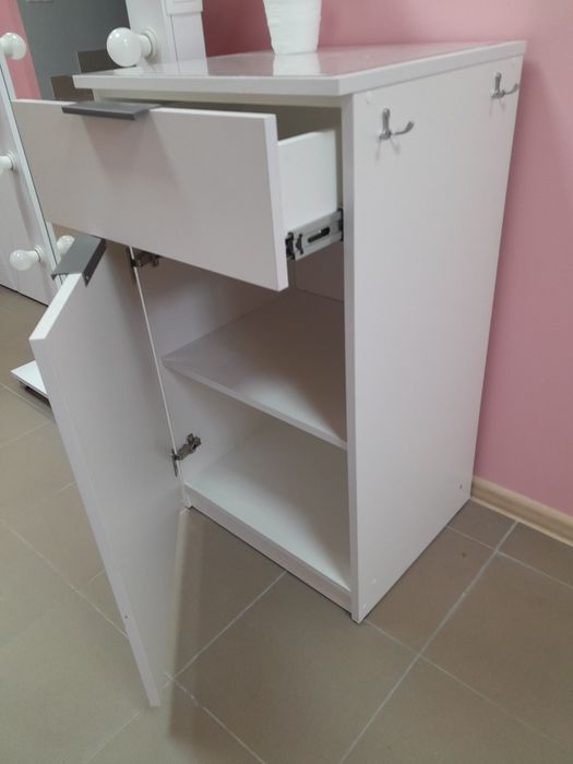 Нова, біла  шафа