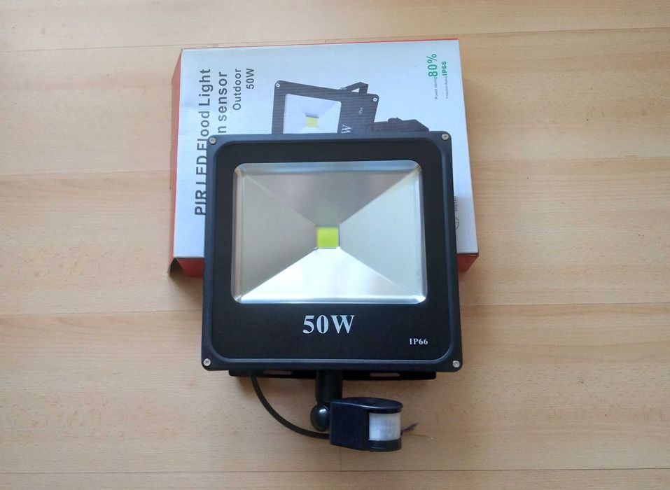 Naświetlacz LED 50W z czujnikiem ruchu.