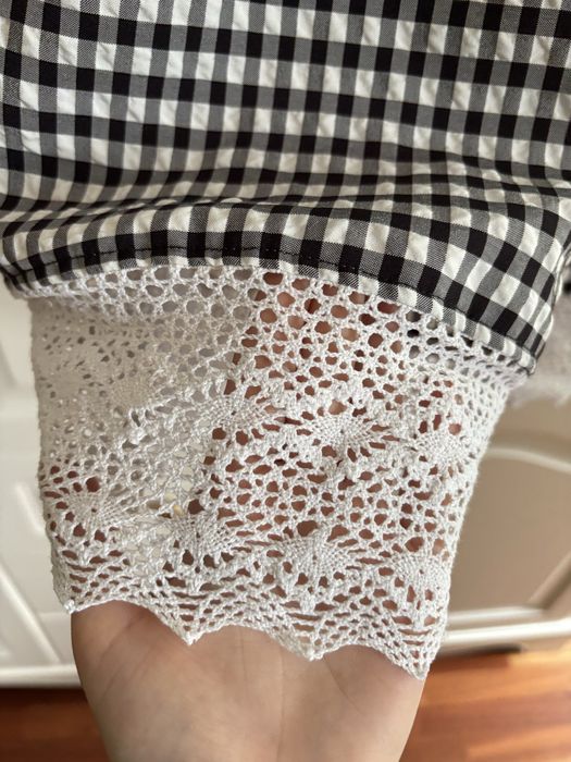 Sukienka w kratkę z guzikami i koronką ZARA