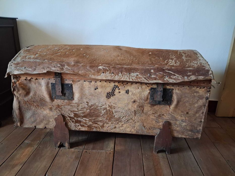 Baú / Arca Muito Antigo Revestido a Pele