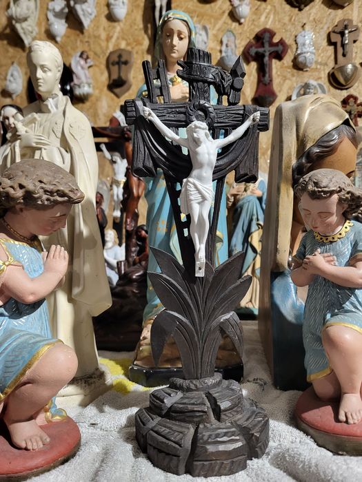 Drewniany rzeźbiony krzyż pasyjka z drewna