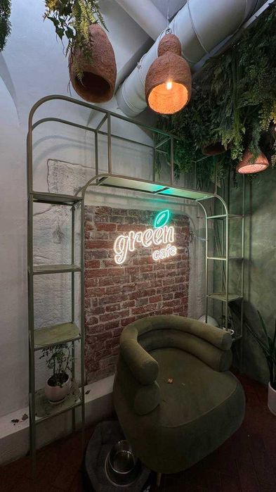 Металеве кашпо для вазонів та мягке крісло зеленого кольору (м. Львів)