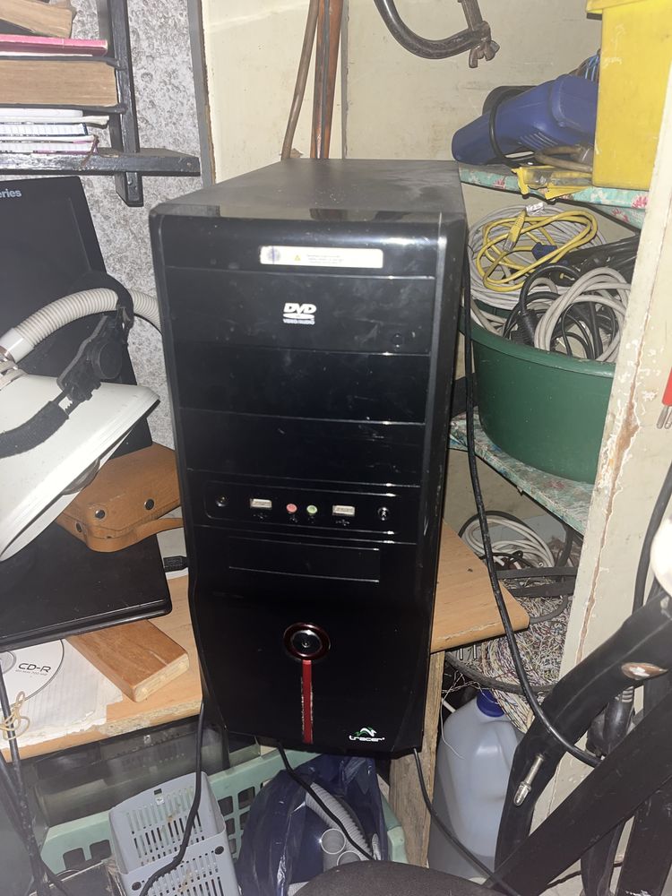 stacjonarny komputer PC w obudowie marki Tracer,
