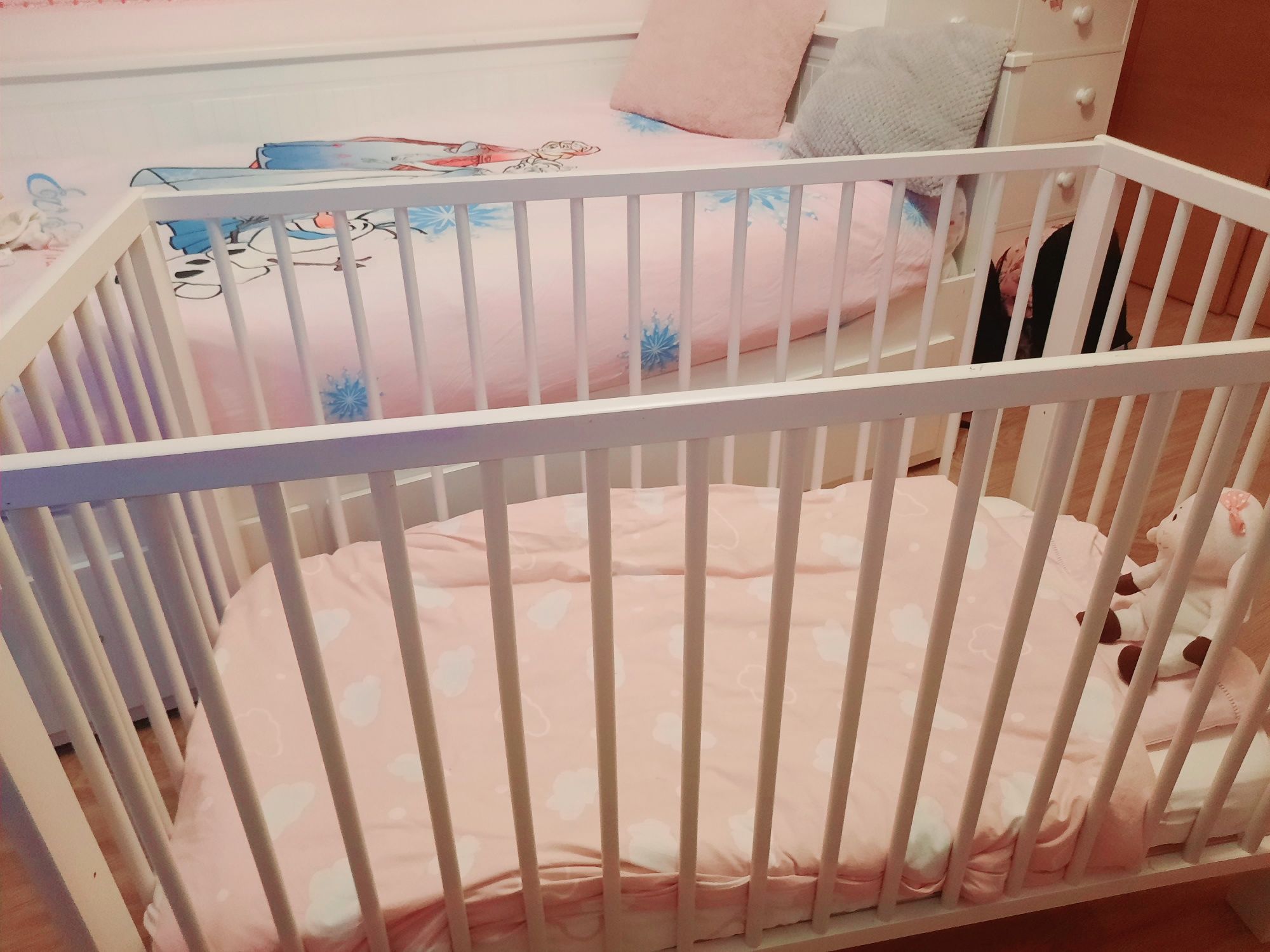 Berço branco para bebé com oferta saia conjunto de lençóis