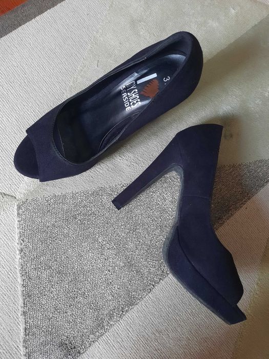 Sapatos pretos de salto alto novos, mas vintage