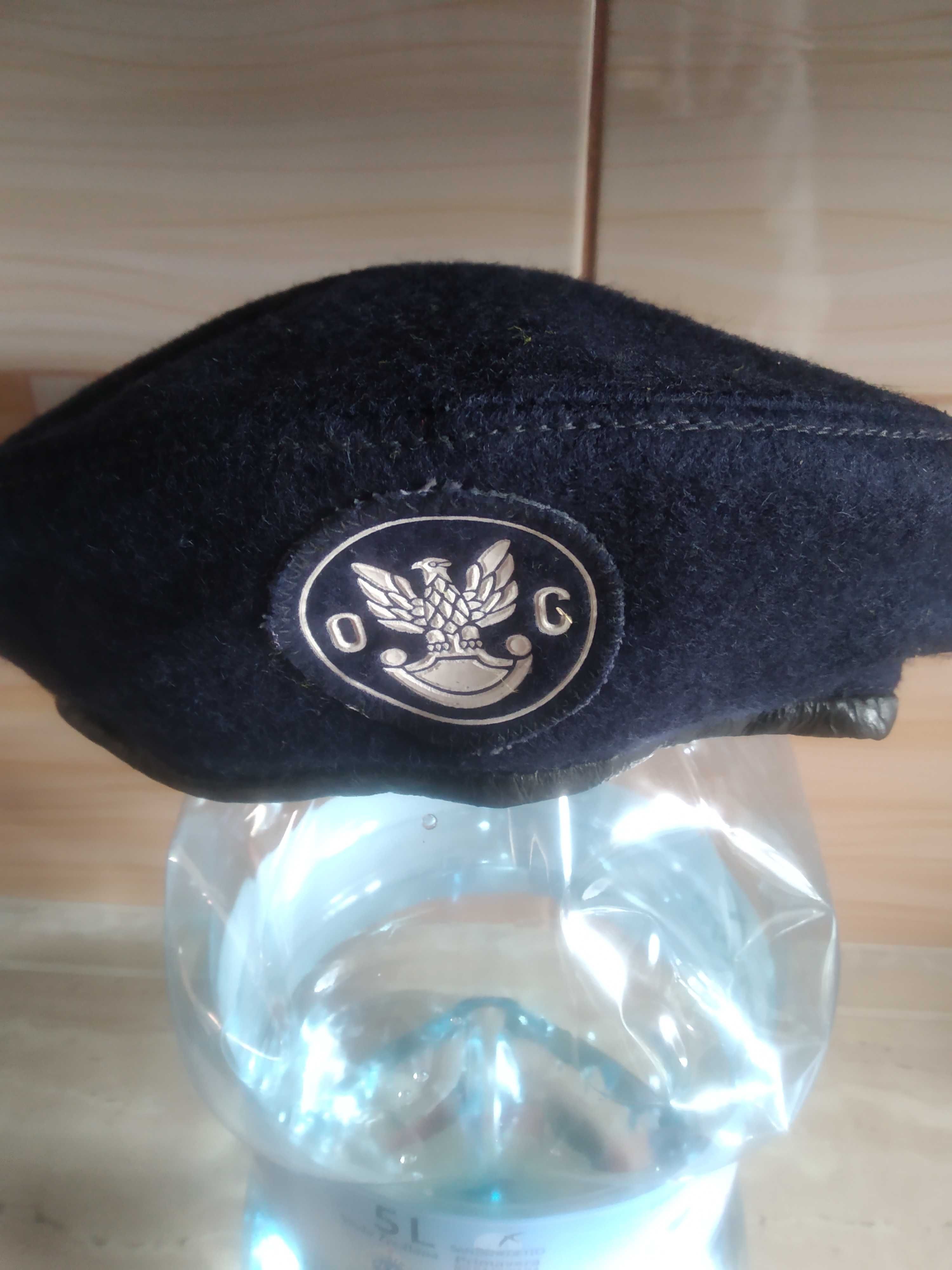 Beret z logo obrony cywilnej