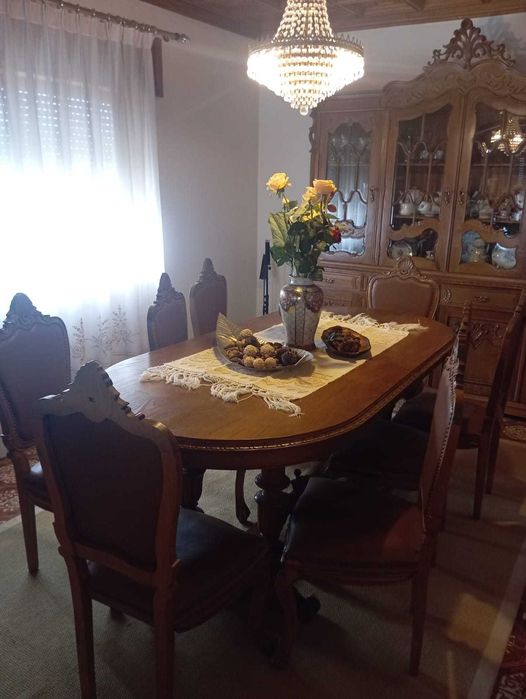 Conjunto Sala de Jantar Clássico em Madeira Maciça