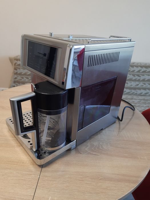 Кавомашина DeLonghi Primadonna.