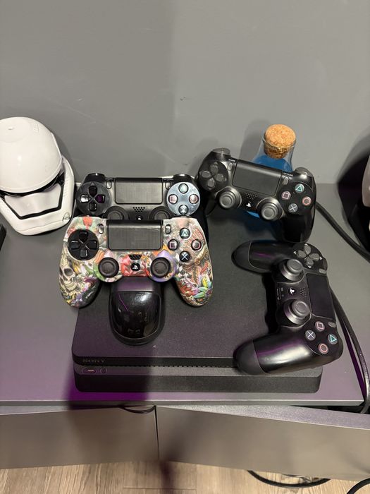 PS4 з дисководом та 4 геймпади