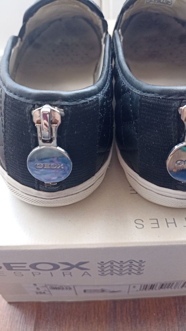 Sapatos Geox slip on em pele