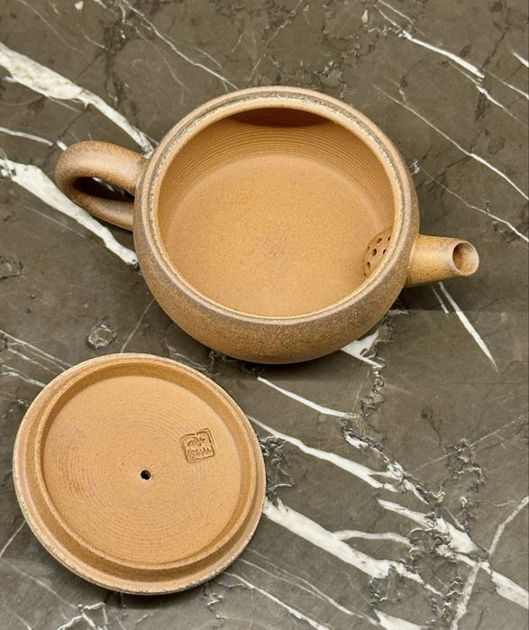 Чайник з глини грубої структури (raw ore) ручної роботи