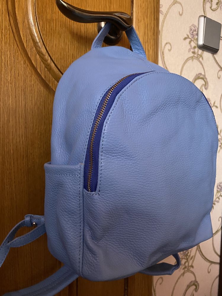 Кожаный рюкзак голубого цвета
