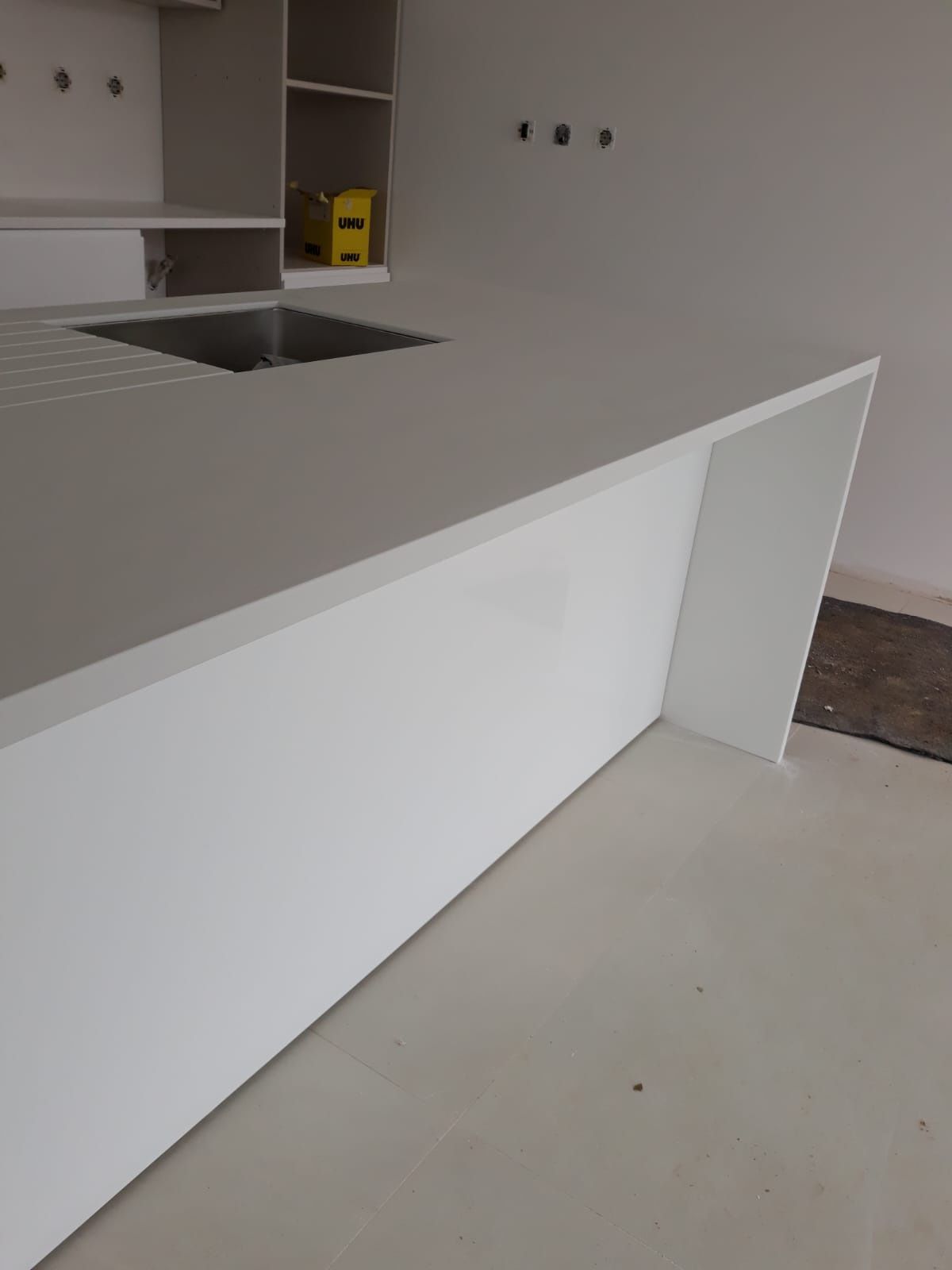 Bancadas e lavatório em corian