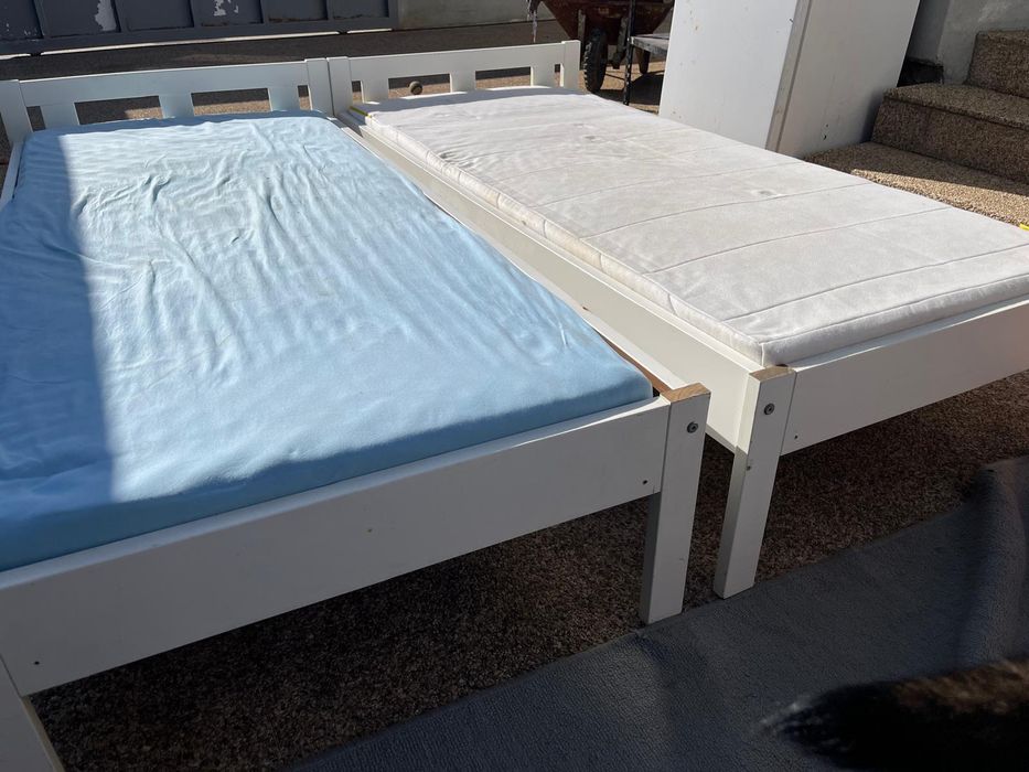 Duas camas de criança