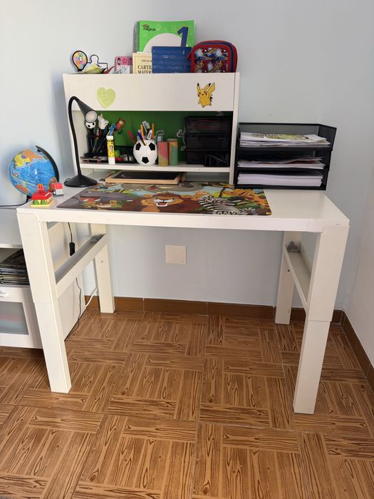 Secretaria branca extensivel em altura