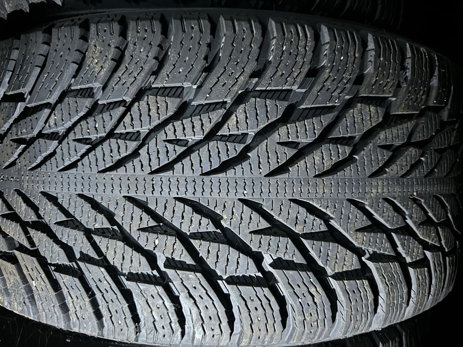 Зимові шини резина 285/40 r21 nokian hakapelita