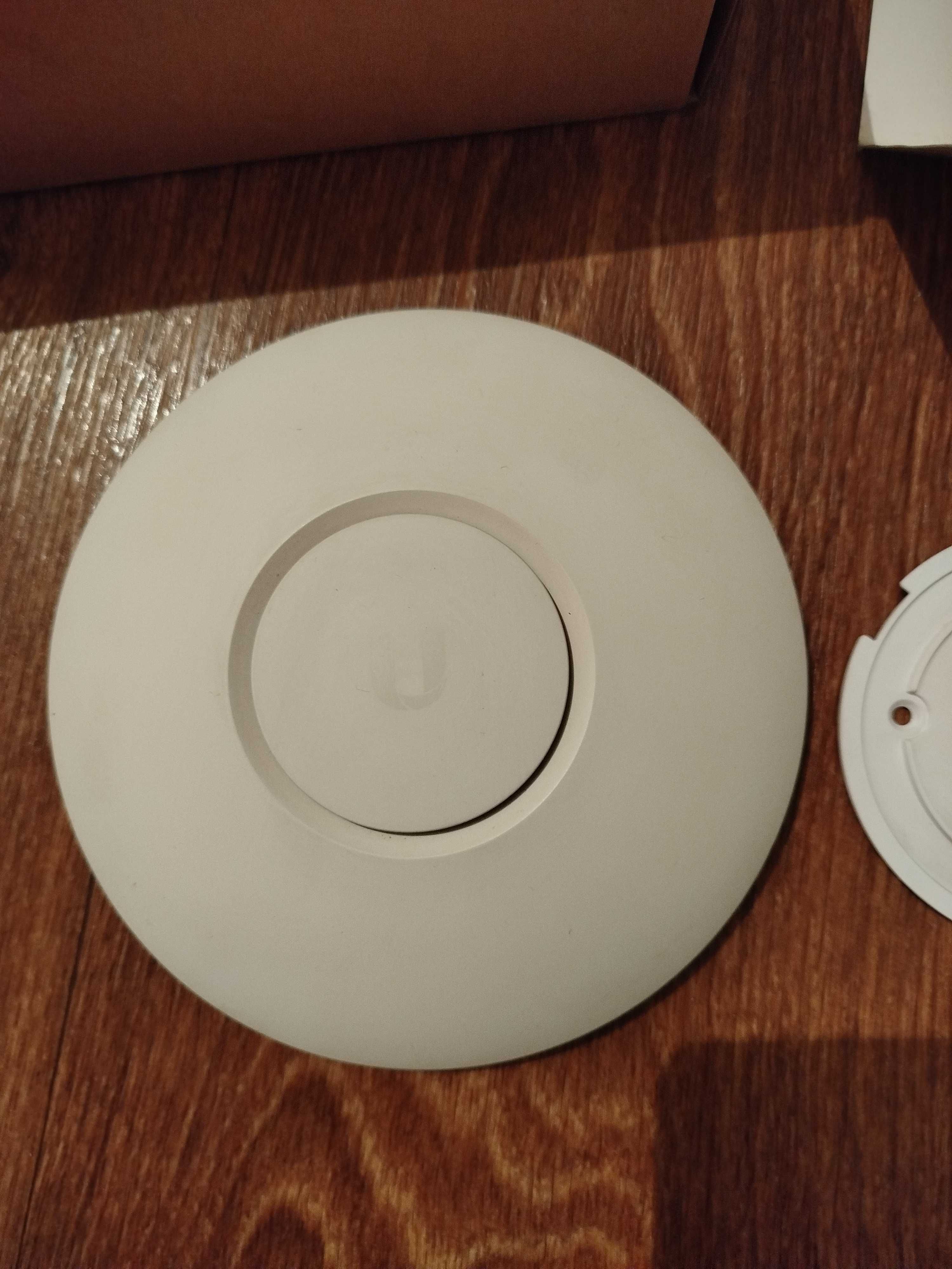 Точка доступа wi-fi UniFi AP AC LITE.