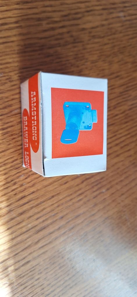 Zamek do szuflad biurek szaf Armstrong dostępne 10sz