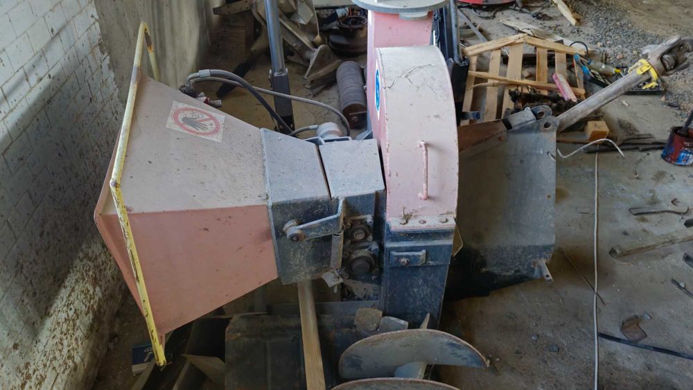 Подрібнювач гілок гідравлічний. До трактора. Хороший стан.