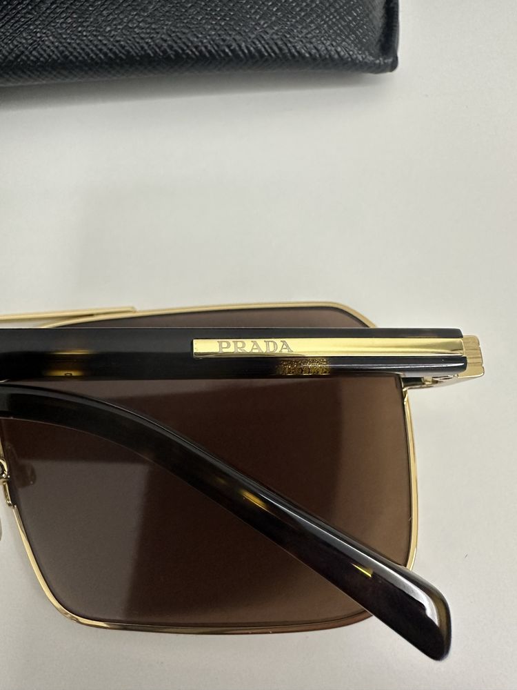 Сонцезахісні окуляри Prada