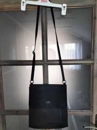 Czarna torebka z klapką Carla Berry