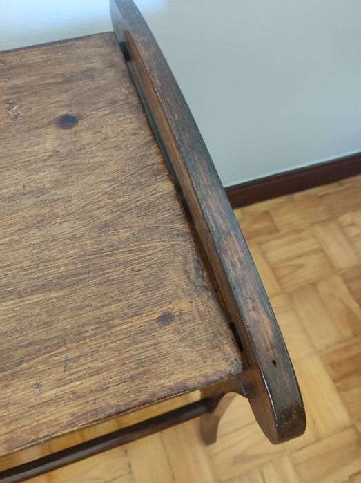 Mesa de cabeceira ou apoio