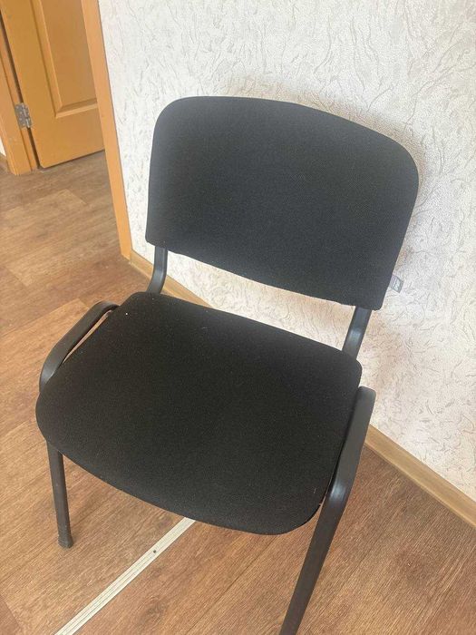 Продаю офісні меблі (шафи, стільці та тумби)