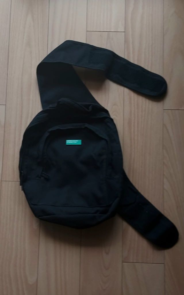 Mochila benetton preta a tiracolo