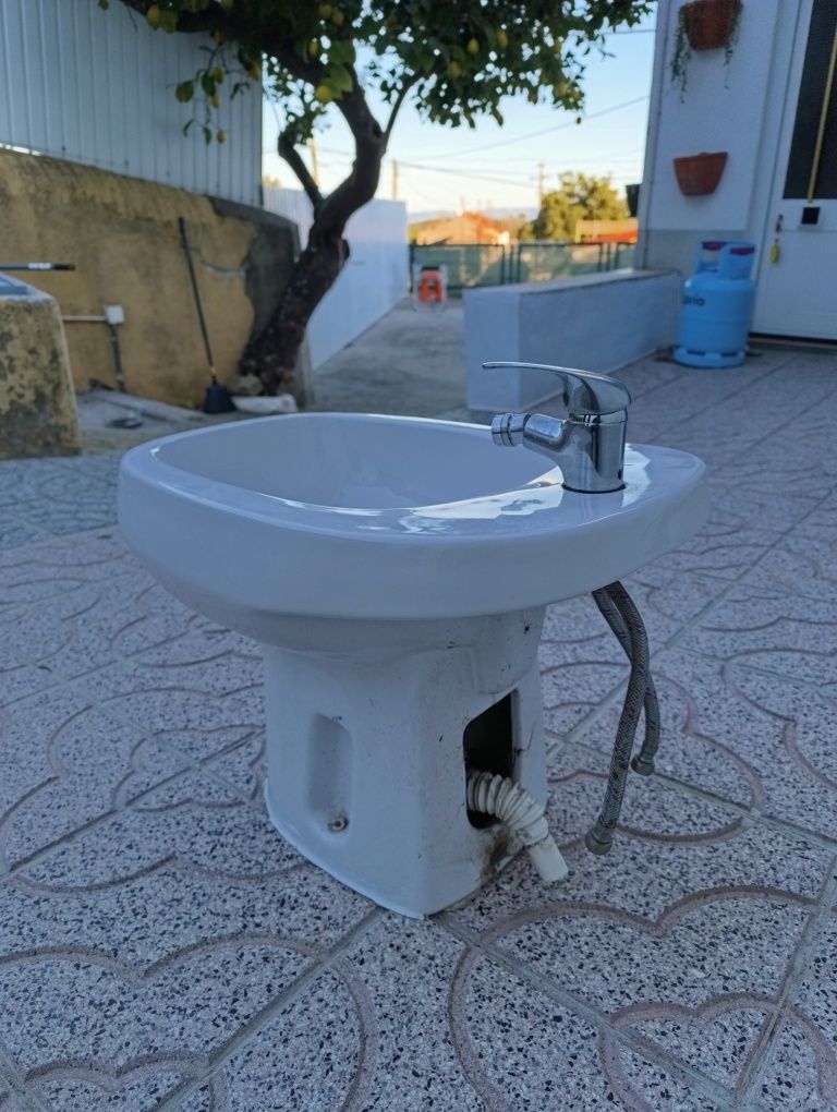 Bidé completo com torneiras e cabos