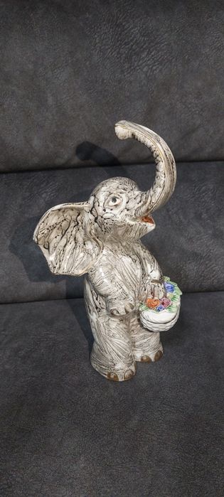 Estátua de elefante em cerâmica