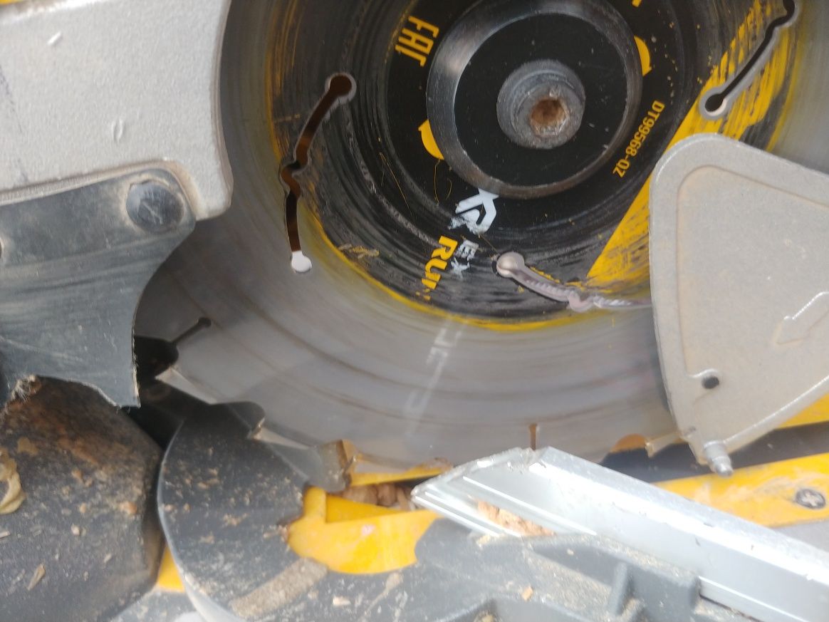 Ukośnica dewalt dcs777