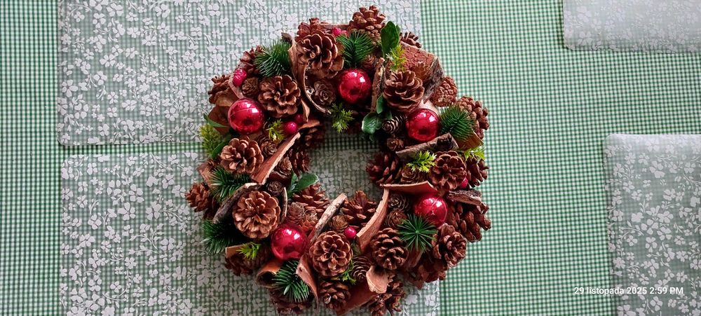 Wianek świąteczny z naturalnych materiałów