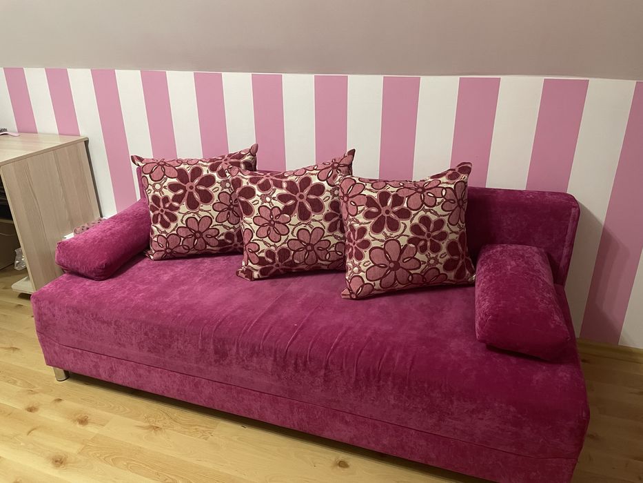 różowe skladane łóżko z poduszkami