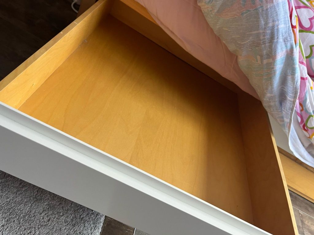 Cama de Solteiro com estante com bastante arrumação.  6 gavetas grande