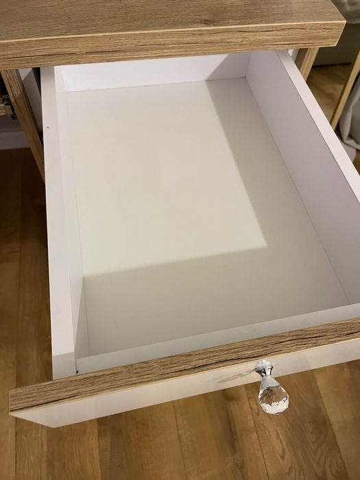 Drewniane biurko z połyskiem