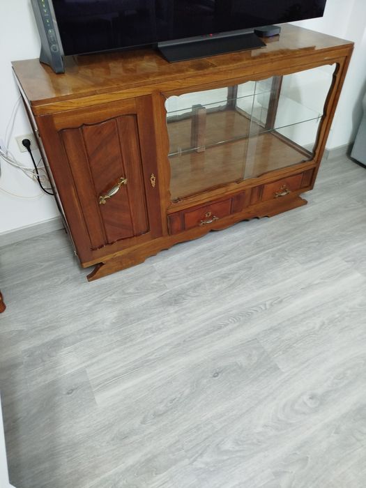 Cristaleira em madeira maciça