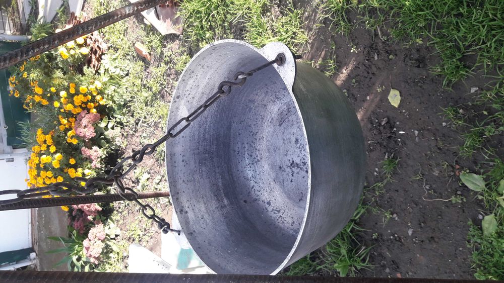 Казан большой с треногой