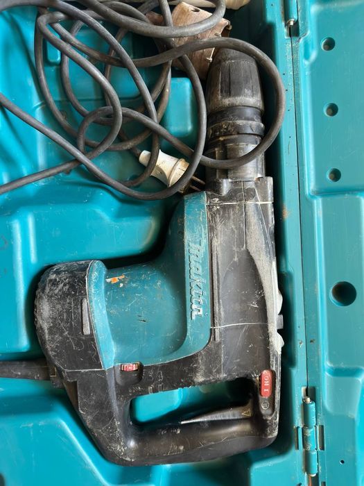 Перфоратор Makita HR4001C