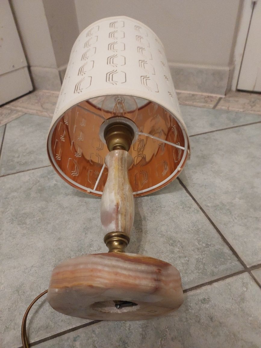 Lampka nocna z marmuru z kloszem