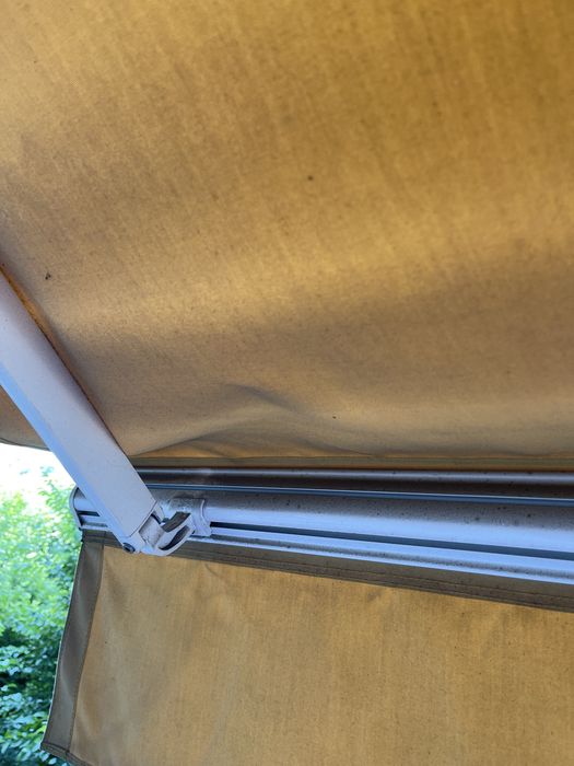 Toldo amarelo compacto