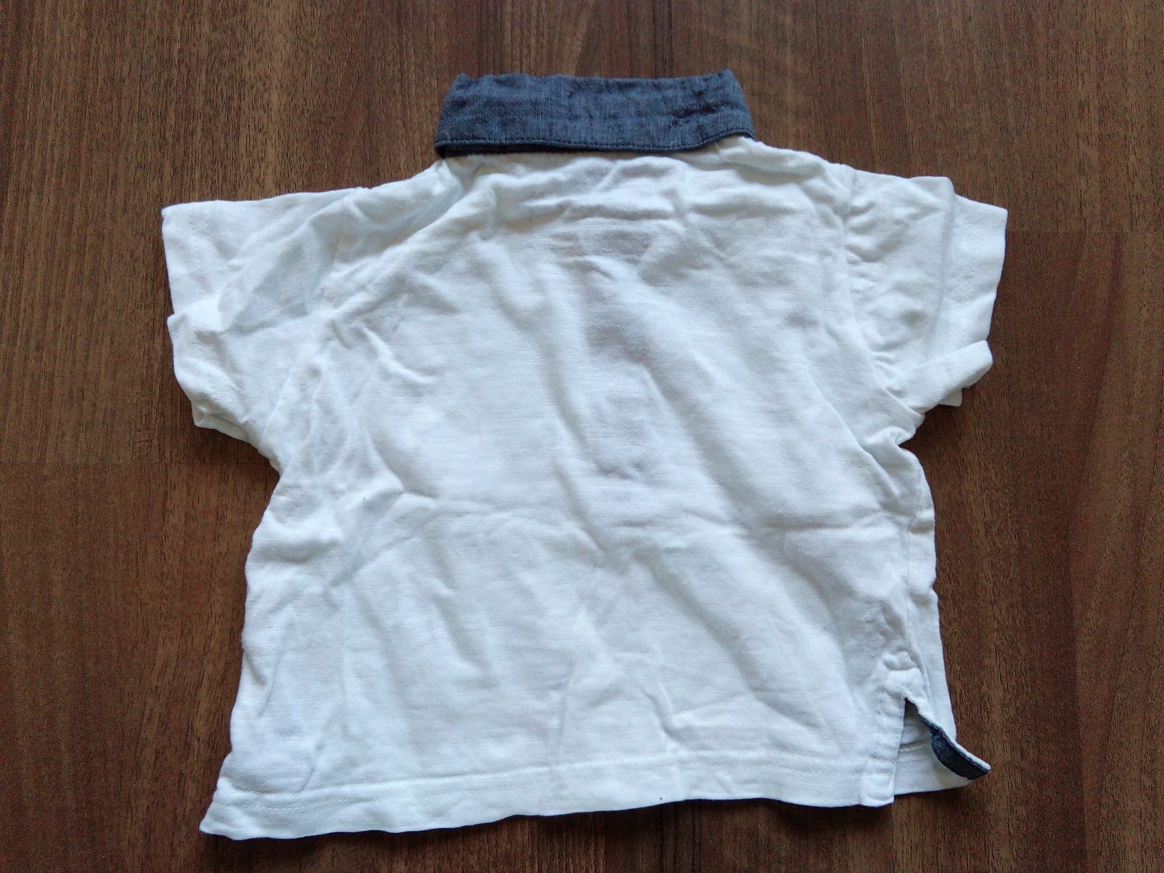 Koszulka elegancka, r. 80, z kołnierzykiem, krótkim rękawem.