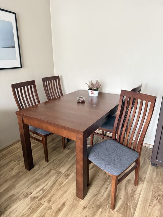 Stół rozkladany + 4 krzesla - zestaw, jadalnia, salon