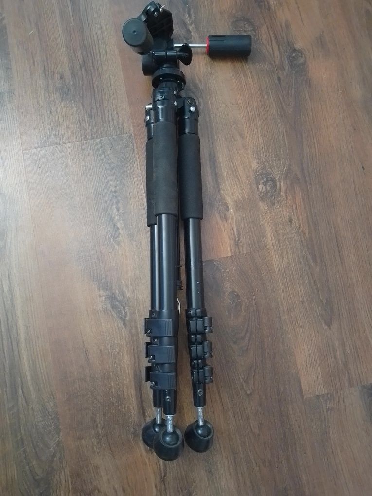 Statyw Opticam PRO 6606G, jedna noga statywu jest trudna do wydłużenia