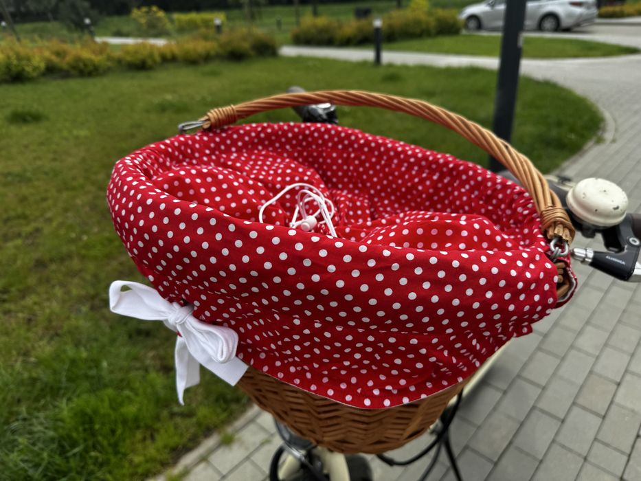 Koszyk rowerowy wiklinowy z czerwonym wkładem