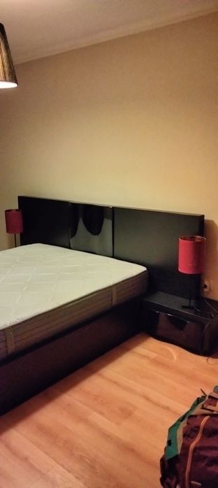 Cama de casal em vangue e lacado preto