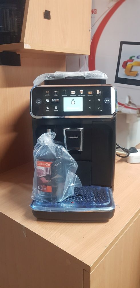 Кавоварка Нова Philips Series EP5400все в комплекті