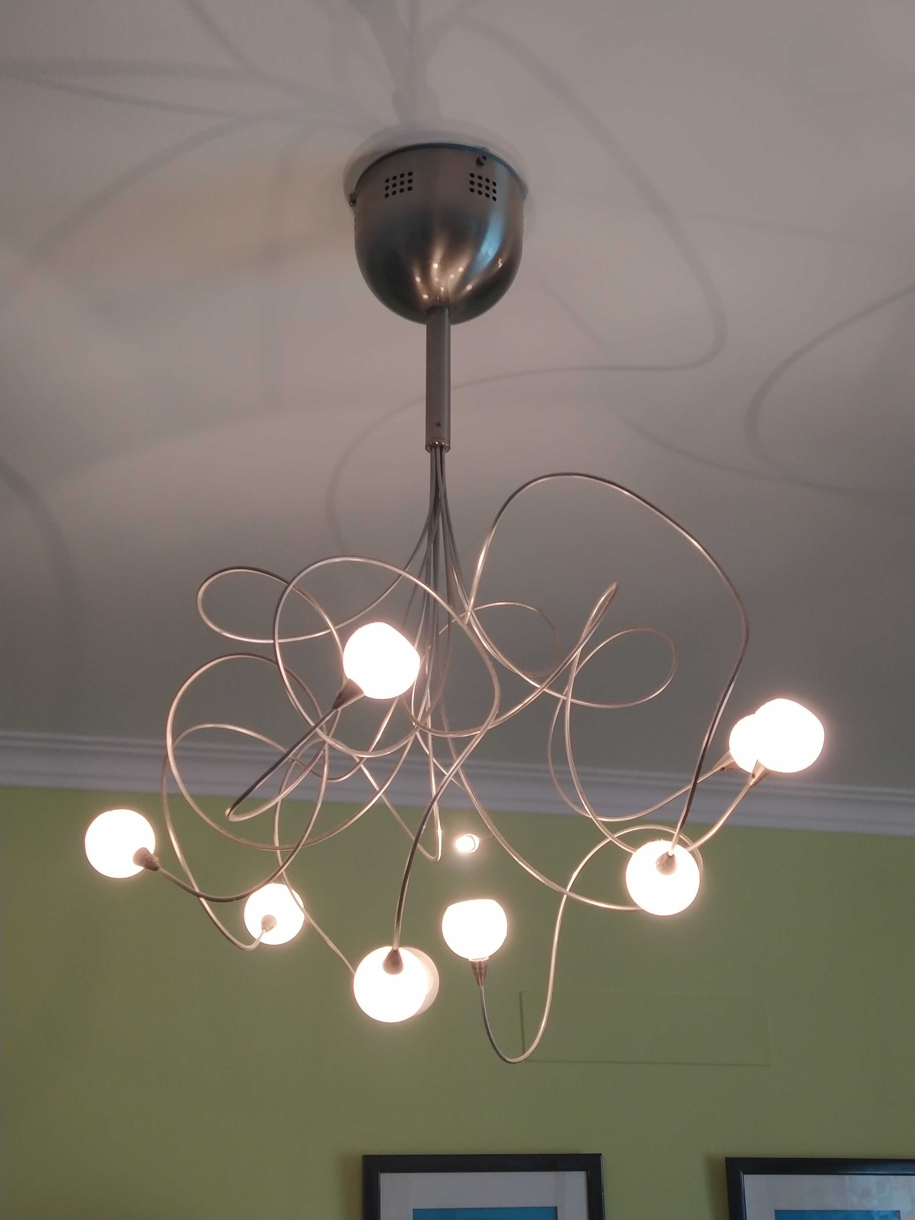 Moderno candeeiro de teto, maleavel, estilizado